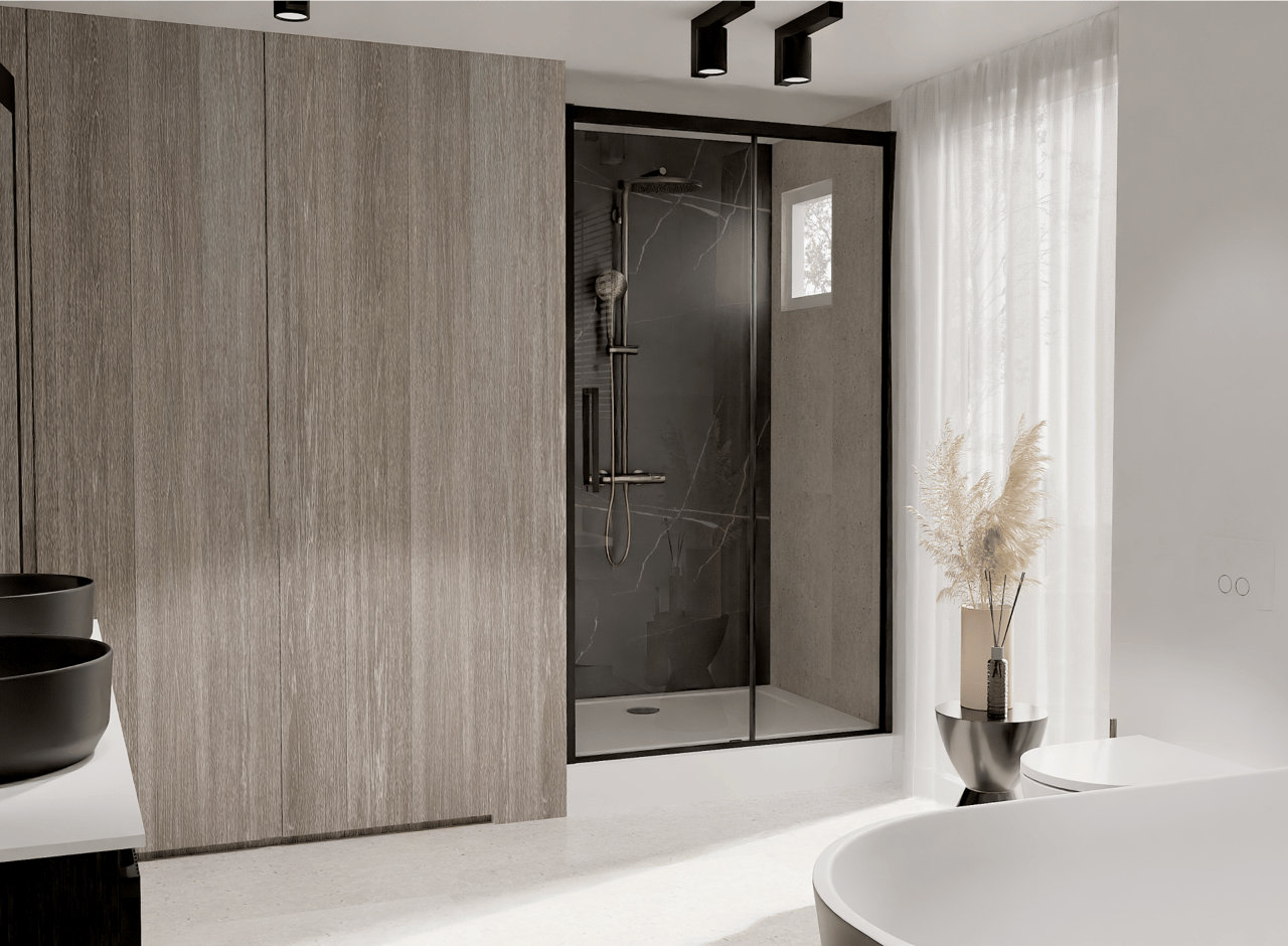 Elegante begehbare Dusche in einem x²o Bad mit dunklen Marmoroptik-Wänden und einer Glasduschwand mit schwarzem Rahmen. Links Holzwandpaneele, rechts eine weiße Badewanne und ein schwarzer Tisch mit einer hohen Vase und Ziergras. Tageslicht fällt durch ein Fenster mit transparentem Vorhang.